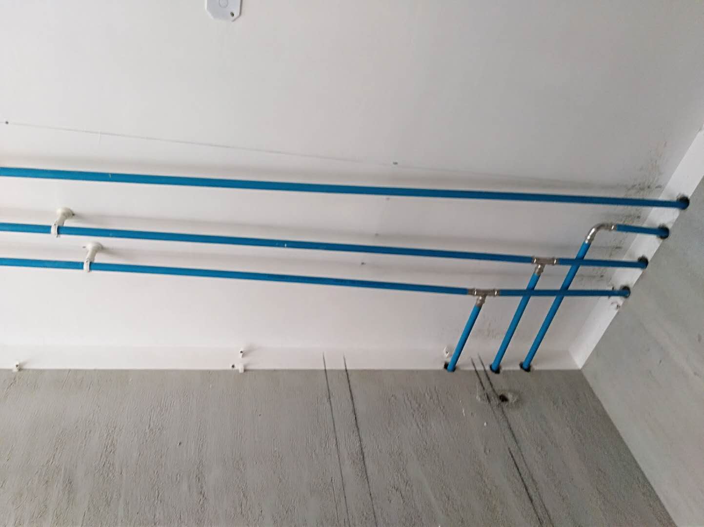 家裝水管是選擇不銹鋼管還是PVC管?裝修師傅說出差別