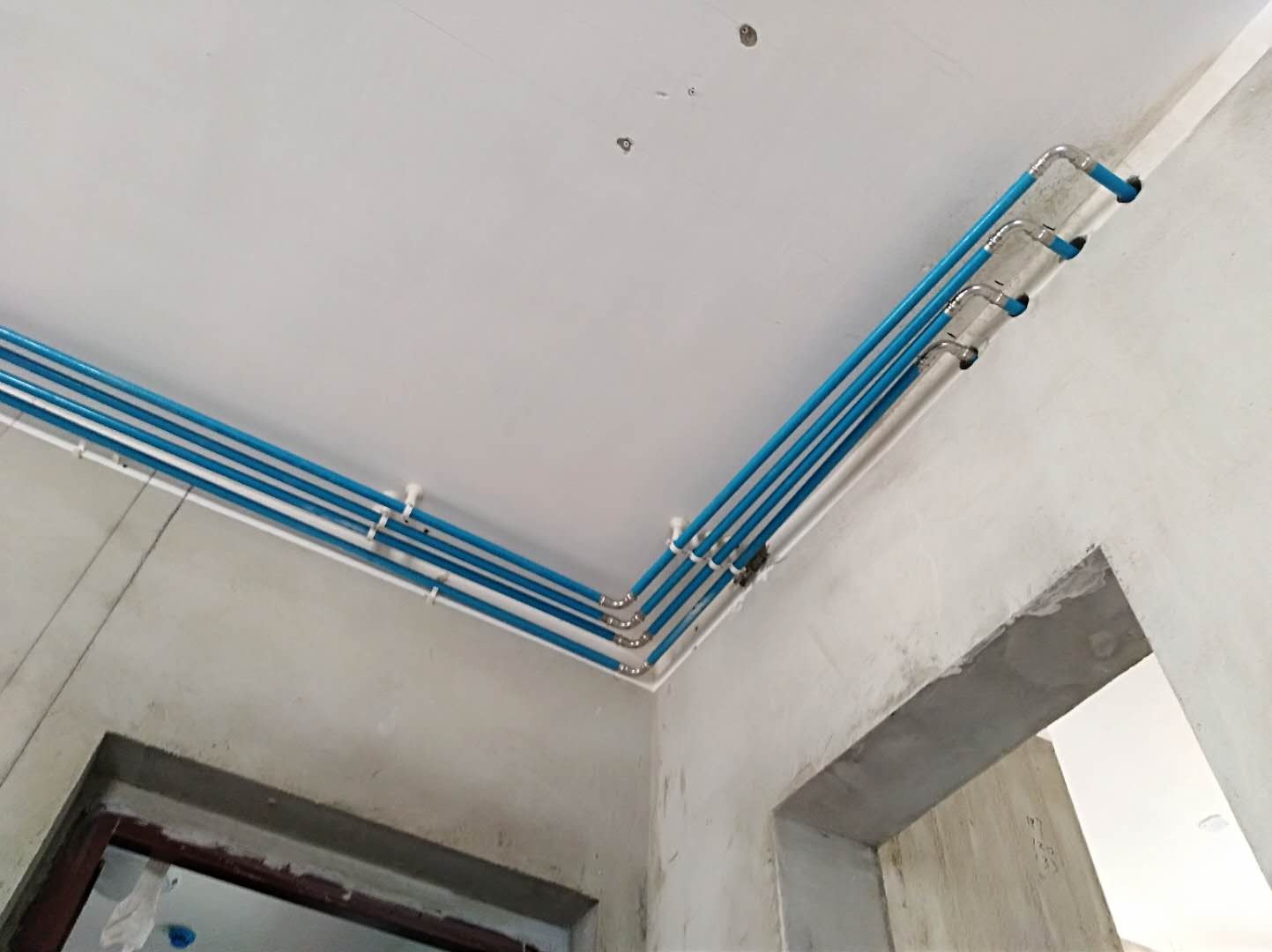 家裝水管走頂還是走地