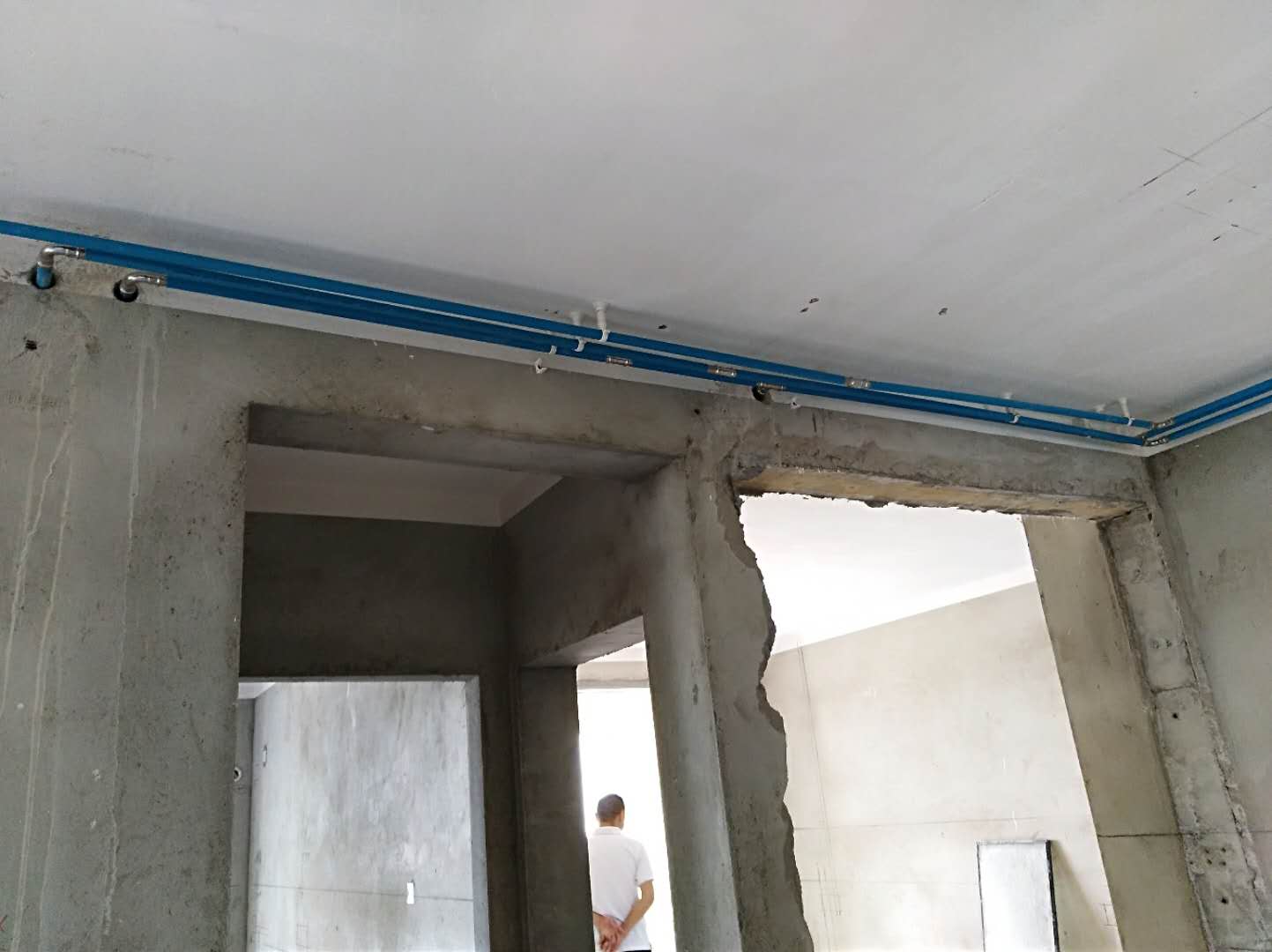 家裝水管走頂還是走地