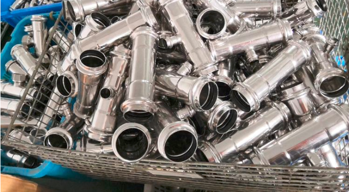 安裝衛(wèi)生級不銹鋼水管卡壓好還是卡箍好？